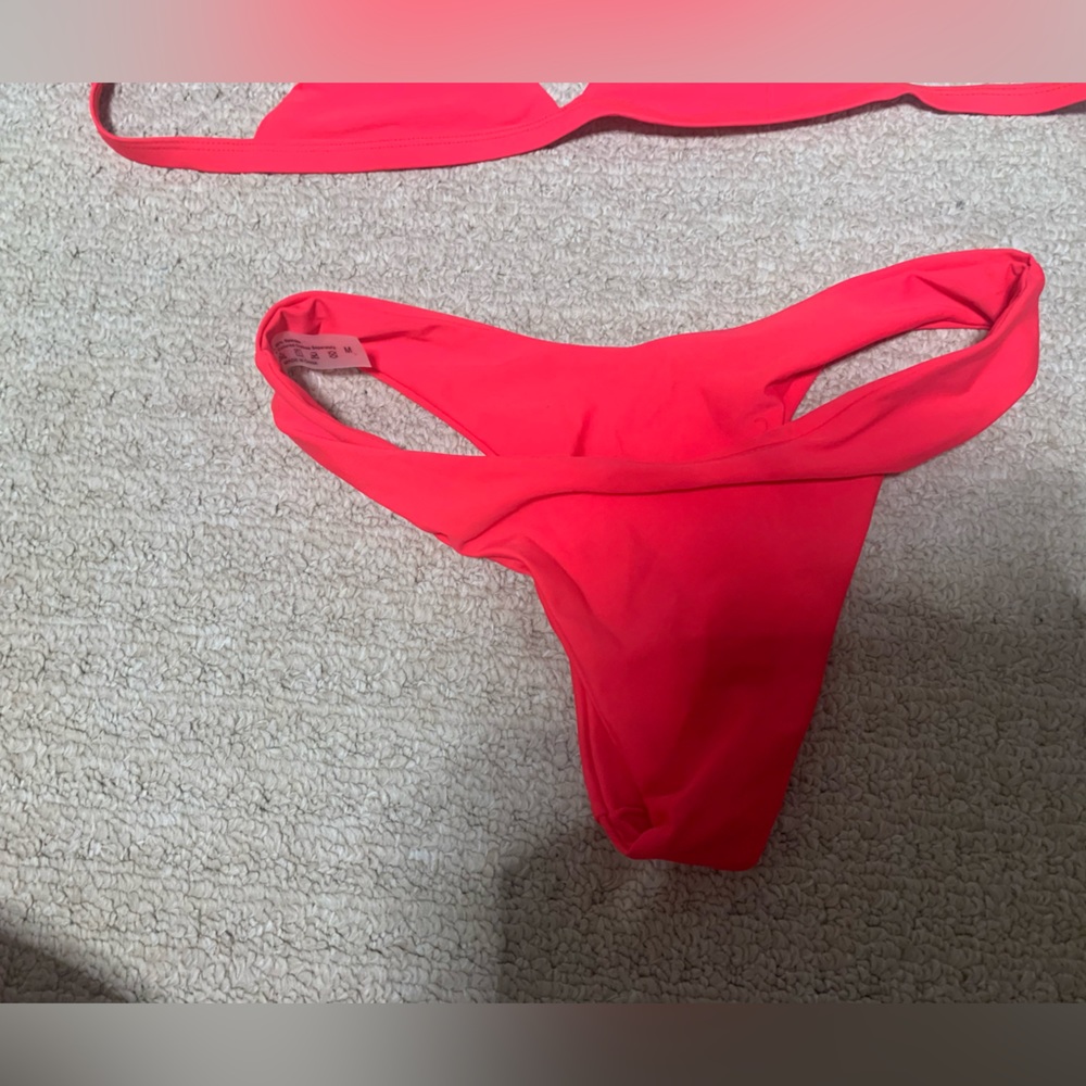 Bikini - Picture 2 of 5